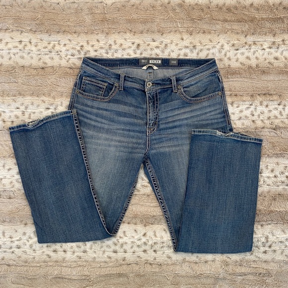 BKE Buckle brand Tyler bootleg Jeans. These jeans are in great condition! 38R - Picture 4 of 6